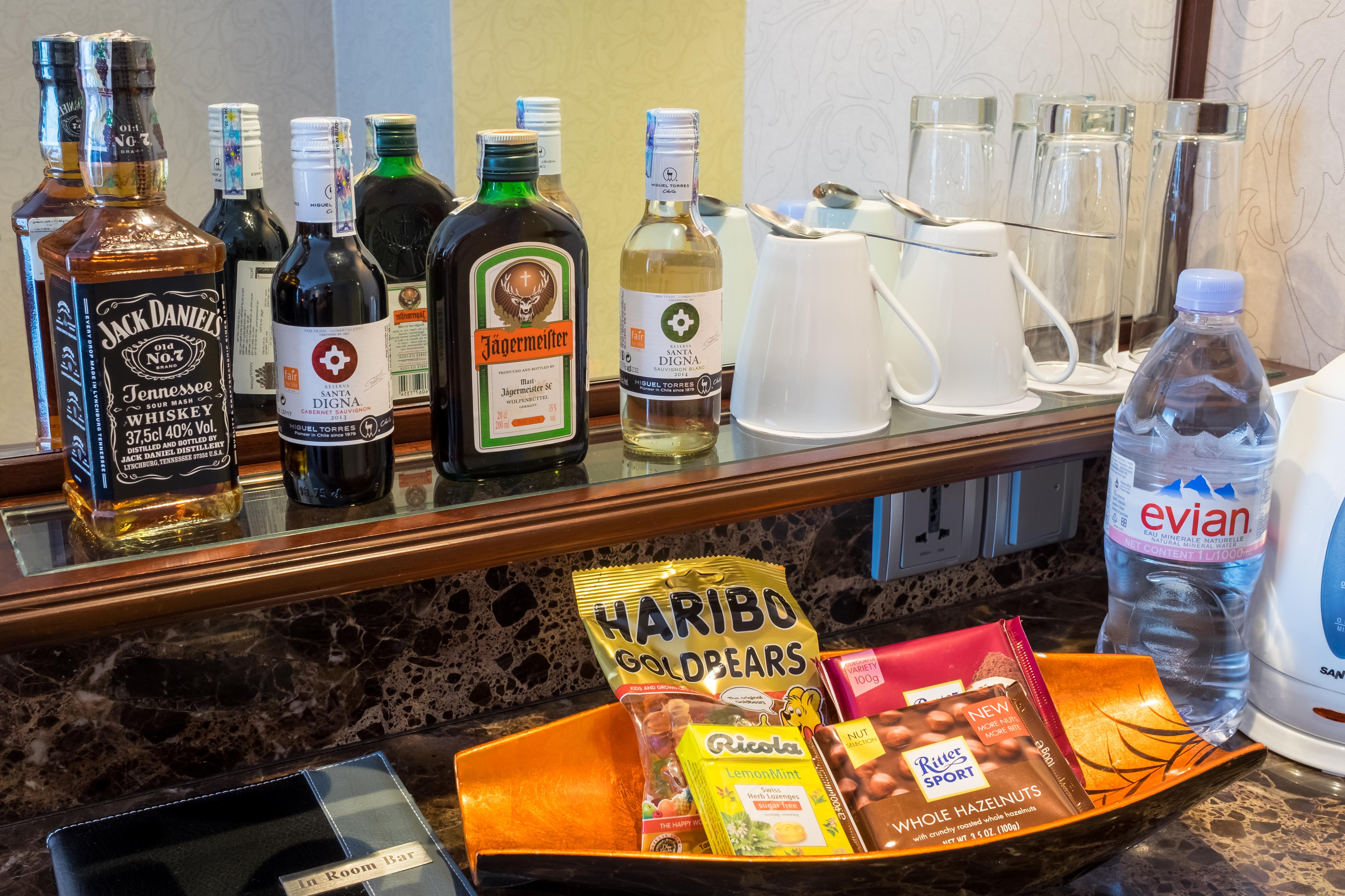 Eastin Grand Hotel Saigon Πόλη Χο Τσι Μινχ Εξωτερικό φωτογραφία A typical hotel minibar
