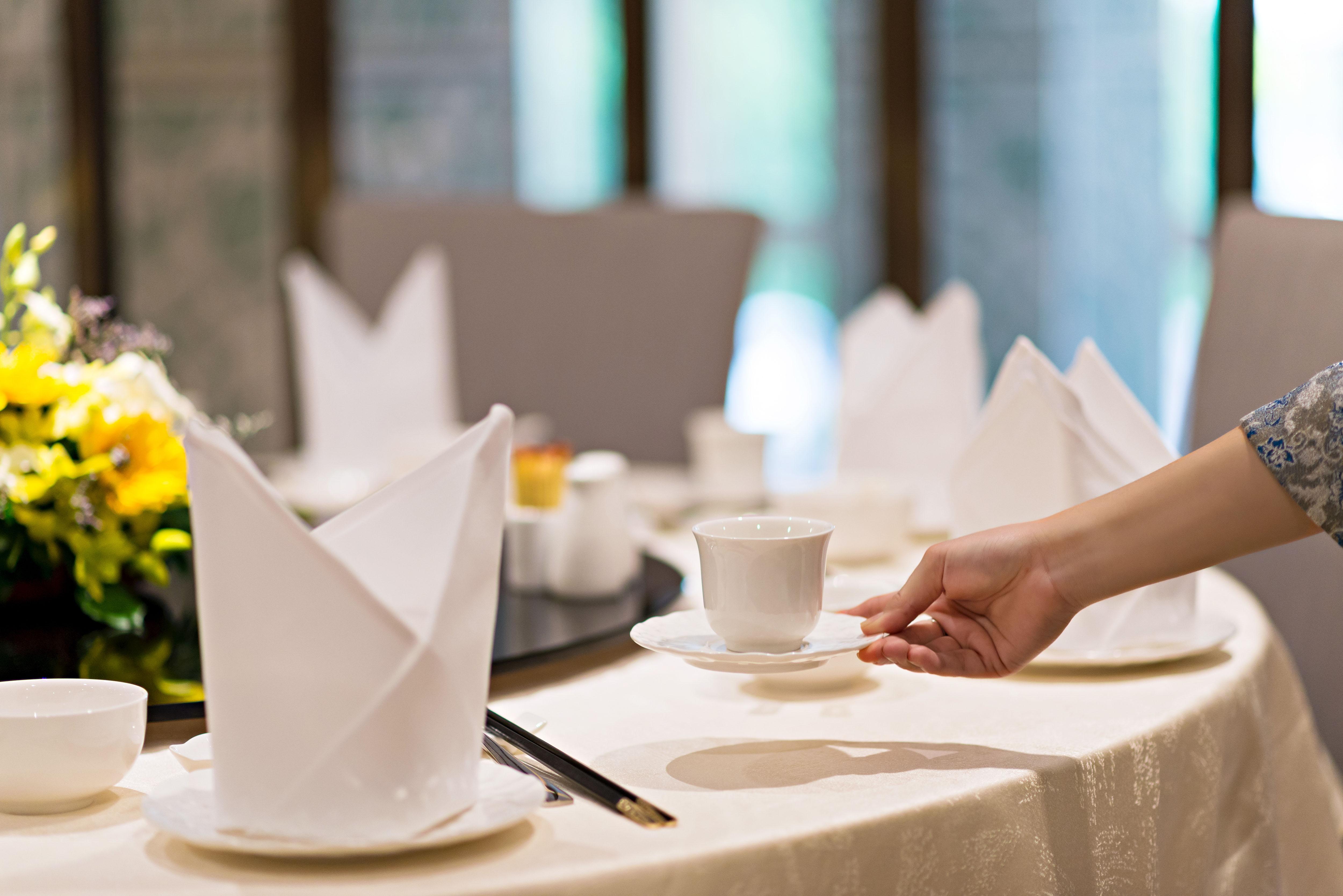Eastin Grand Hotel Saigon Πόλη Χο Τσι Μινχ Εξωτερικό φωτογραφία A server sets a table at a restaurant.
