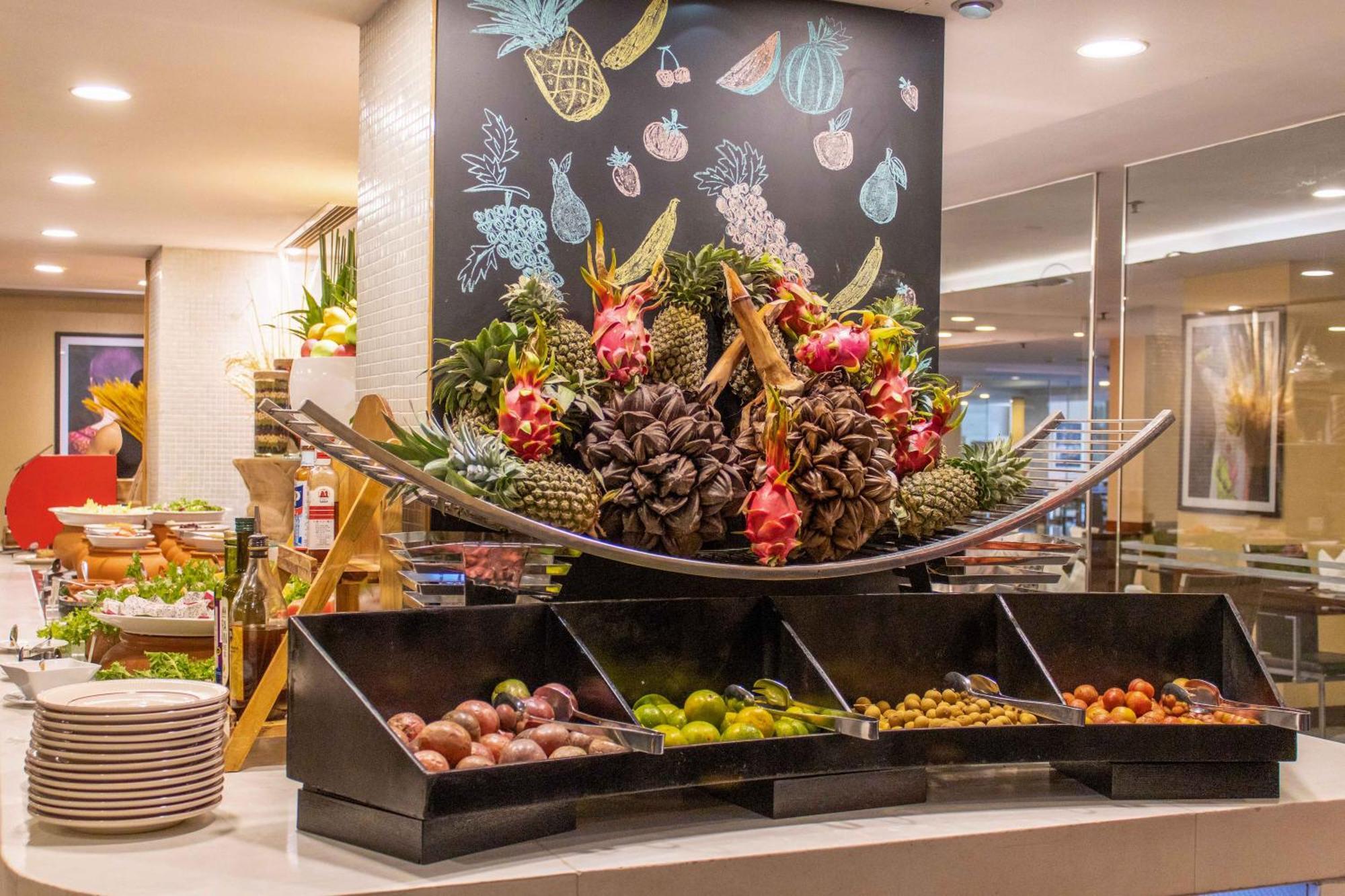 Eastin Grand Hotel Saigon Πόλη Χο Τσι Μινχ Εξωτερικό φωτογραφία Fruit display at a buffet