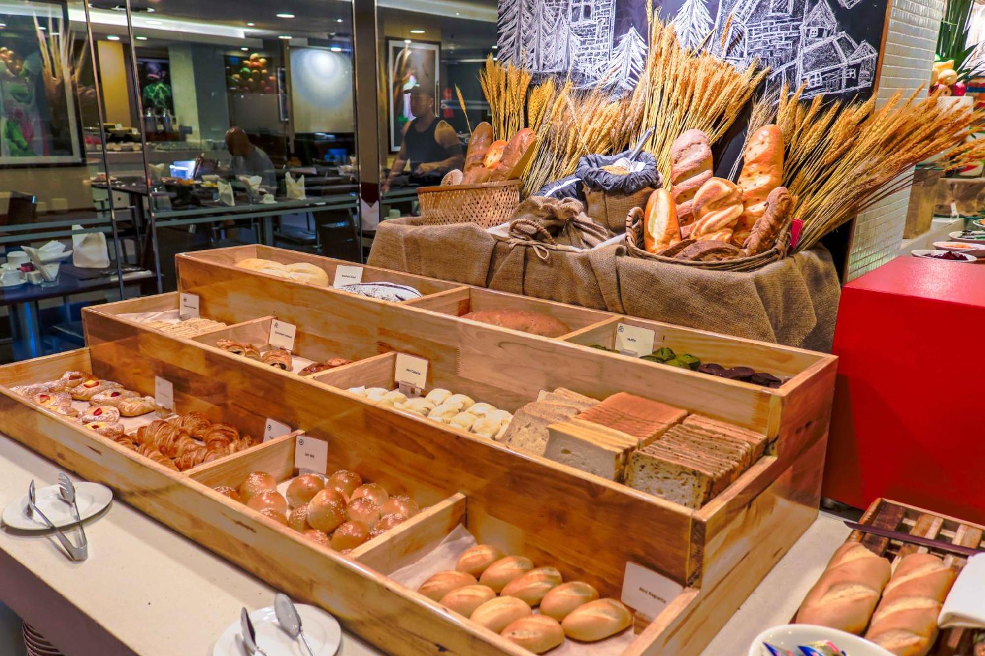 Eastin Grand Hotel Saigon Πόλη Χο Τσι Μινχ Εξωτερικό φωτογραφία Bread and pastry at a buffet
