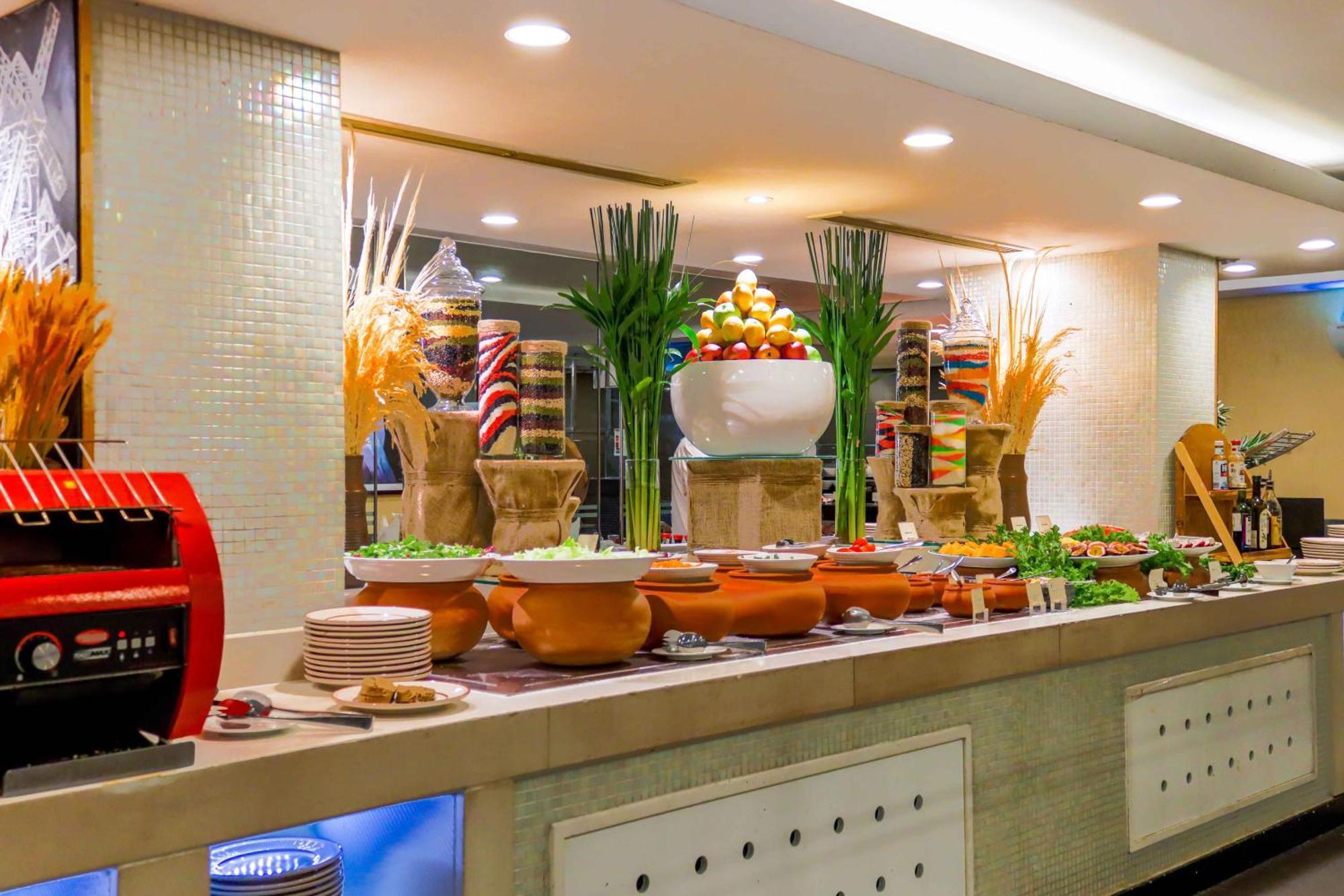 Eastin Grand Hotel Saigon Πόλη Χο Τσι Μινχ Εξωτερικό φωτογραφία A buffet at a hotel